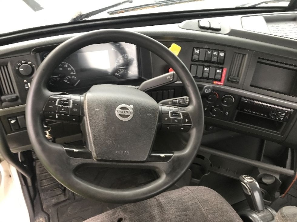 Day Cab Tractor-Heavy Duty Tractors-Volvo-2019-VNR64300-Harrisburg-PA-502,956\n\t\tmiles-$ 31,750 - Image 11