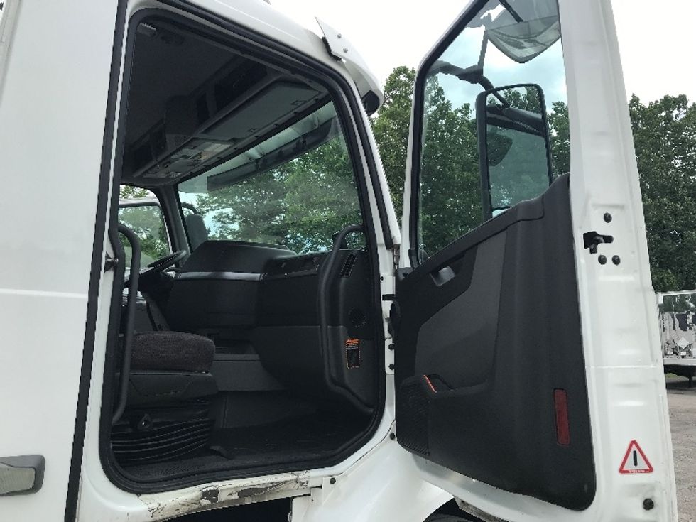 Day Cab Tractor-Heavy Duty Tractors-Volvo-2019-VNR64300-Harrisburg-PA-502,956\n\t\tmiles-$ 31,750 - Image 12