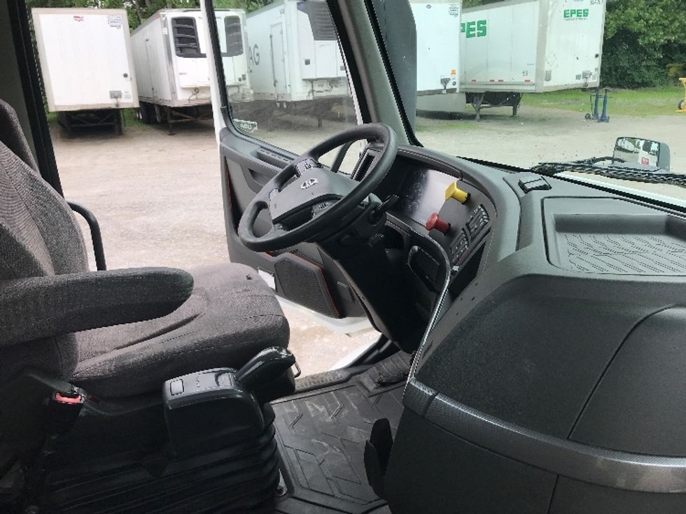 Day Cab Tractor-Heavy Duty Tractors-Volvo-2019-VNR64300-Harrisburg-PA-502,956\n\t\tmiles-$ 31,750 - Image 14