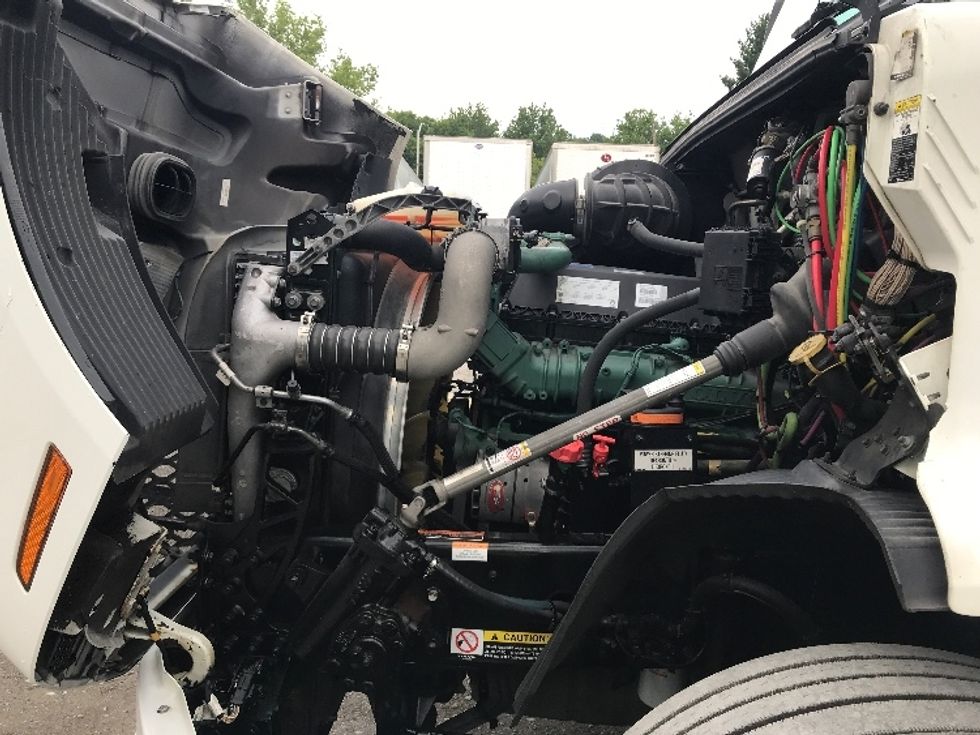 Day Cab Tractor-Heavy Duty Tractors-Volvo-2019-VNR64300-Harrisburg-PA-502,956\n\t\tmiles-$ 31,750 - Image 16