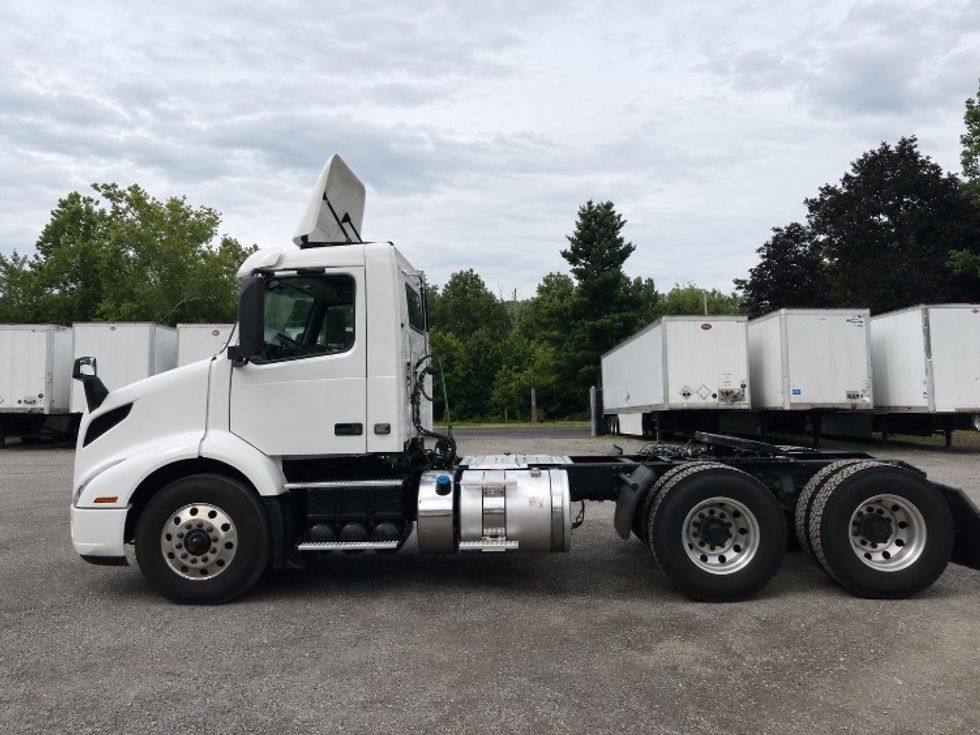 Day Cab Tractor-Heavy Duty Tractors-Volvo-2019-VNR64300-Harrisburg-PA-502,956\n\t\tmiles-$ 31,750 - Image 4