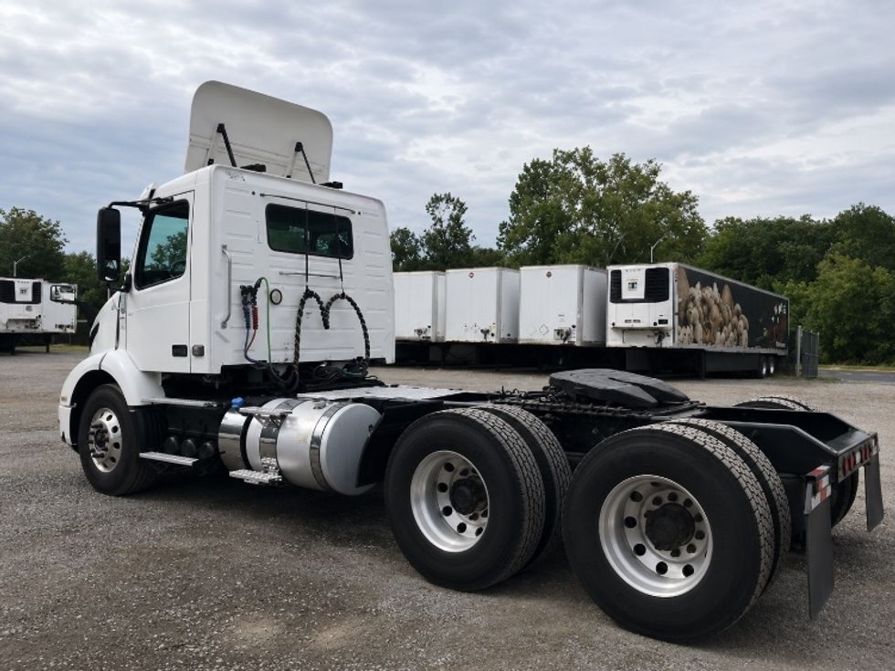 Day Cab Tractor-Heavy Duty Tractors-Volvo-2019-VNR64300-Harrisburg-PA-502,956\n\t\tmiles-$ 31,750 - Image 5