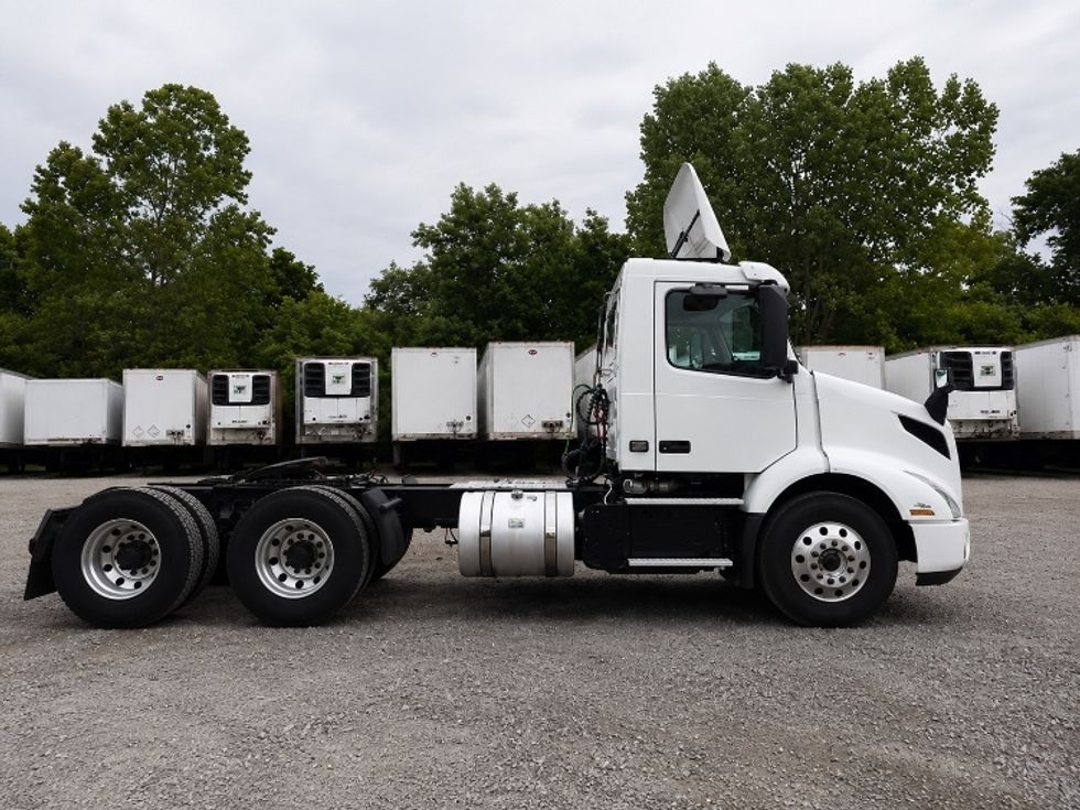 Day Cab Tractor-Heavy Duty Tractors-Volvo-2019-VNR64300-Harrisburg-PA-502,956\n\t\tmiles-$ 31,750 - Image 8