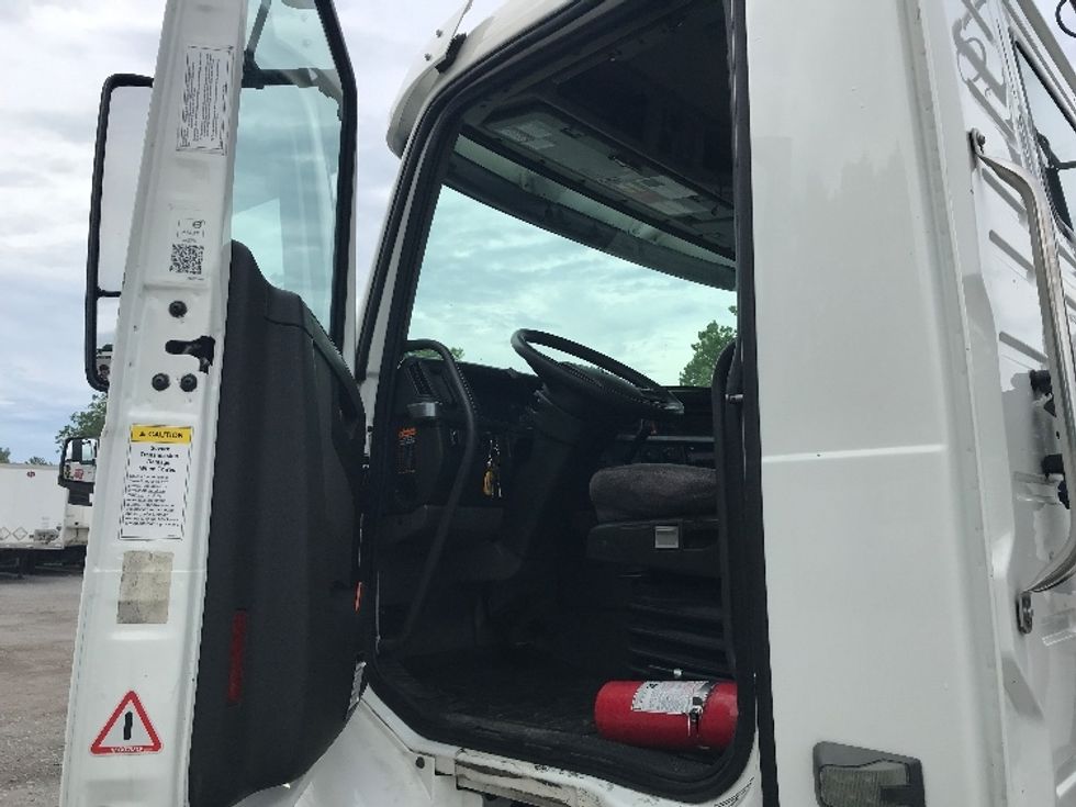 Day Cab Tractor-Heavy Duty Tractors-Volvo-2019-VNR64300-Harrisburg-PA-502,956\n\t\tmiles-$ 31,750 - Image 9