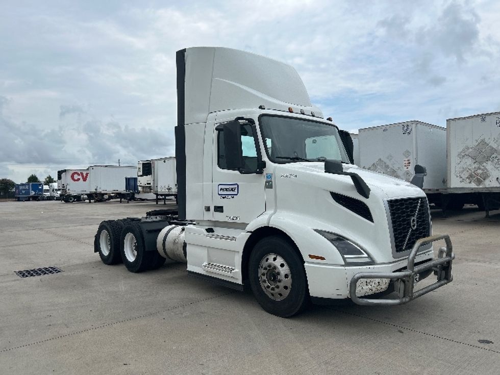 Day Cab Tractor-Heavy Duty Tractors-Volvo-2019-VNR64300-Houston-TX-559,097\n\t\tmiles-$ 30,500 - Image 1