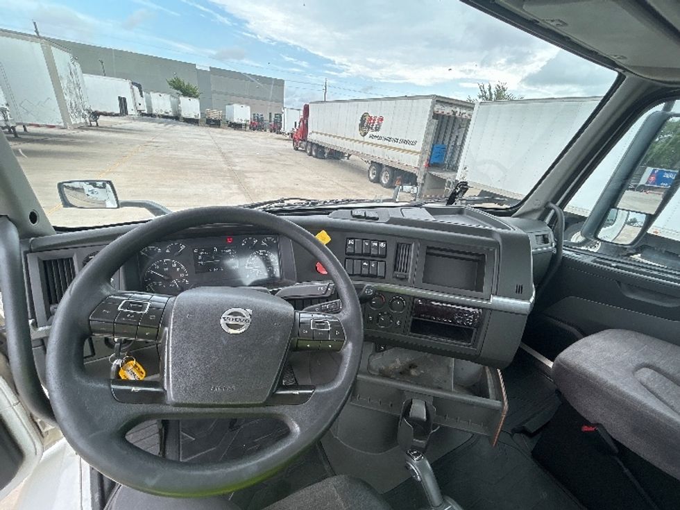 Day Cab Tractor-Heavy Duty Tractors-Volvo-2019-VNR64300-Houston-TX-559,097\n\t\tmiles-$ 30,500 - Image 10