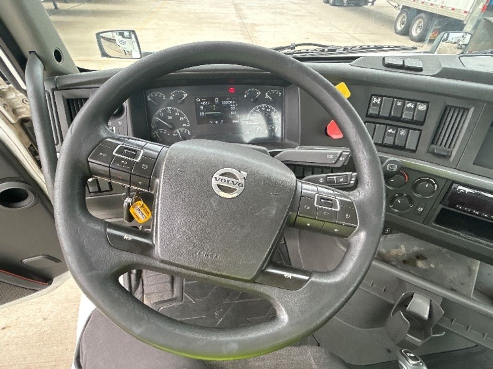 Day Cab Tractor-Heavy Duty Tractors-Volvo-2019-VNR64300-Houston-TX-559,097\n\t\tmiles-$ 30,500 - Image 11