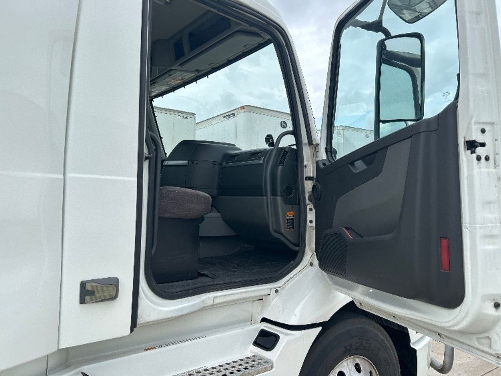 Day Cab Tractor-Heavy Duty Tractors-Volvo-2019-VNR64300-Houston-TX-559,097\n\t\tmiles-$ 30,500 - Image 12