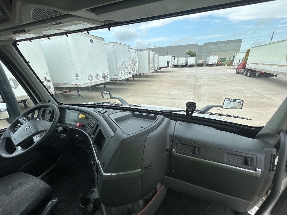 Day Cab Tractor-Heavy Duty Tractors-Volvo-2019-VNR64300-Houston-TX-559,097\n\t\tmiles-$ 30,500 - Image 13