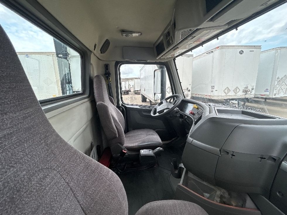 Day Cab Tractor-Heavy Duty Tractors-Volvo-2019-VNR64300-Houston-TX-559,097\n\t\tmiles-$ 30,500 - Image 14