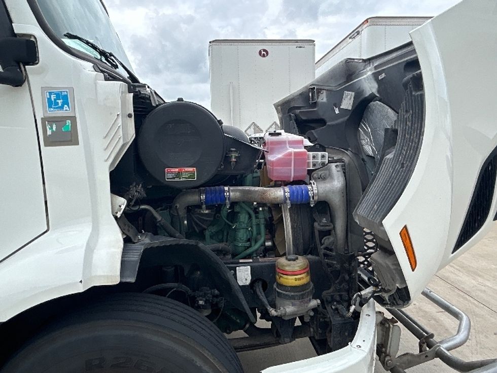 Day Cab Tractor-Heavy Duty Tractors-Volvo-2019-VNR64300-Houston-TX-559,097\n\t\tmiles-$ 30,500 - Image 15