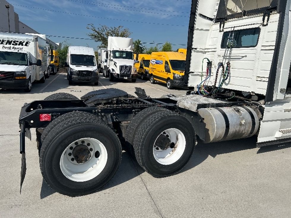 Day Cab Tractor-Heavy Duty Tractors-Volvo-2019-VNR64300-Houston-TX-559,097\n\t\tmiles-$ 30,500 - Image 17