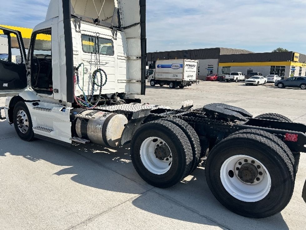 Day Cab Tractor-Heavy Duty Tractors-Volvo-2019-VNR64300-Houston-TX-559,097\n\t\tmiles-$ 30,500 - Image 18