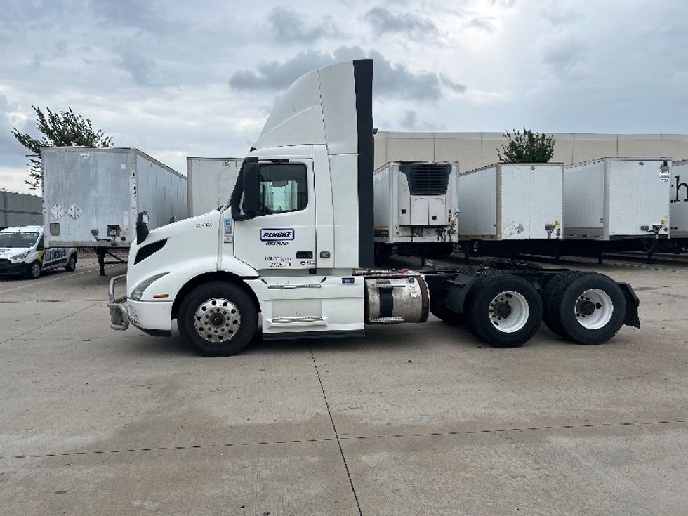 Day Cab Tractor-Heavy Duty Tractors-Volvo-2019-VNR64300-Houston-TX-559,097\n\t\tmiles-$ 30,500 - Image 4
