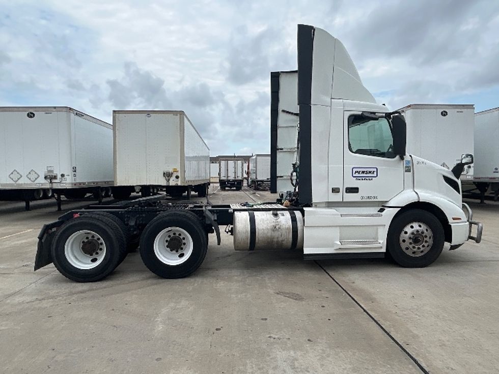 Day Cab Tractor-Heavy Duty Tractors-Volvo-2019-VNR64300-Houston-TX-559,097\n\t\tmiles-$ 30,500 - Image 8