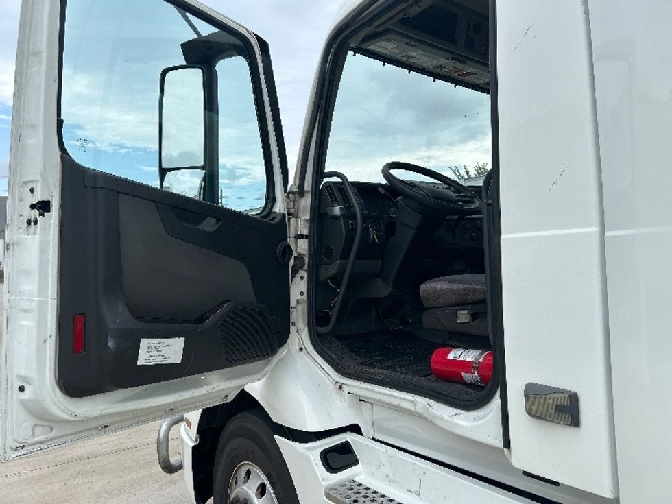 Day Cab Tractor-Heavy Duty Tractors-Volvo-2019-VNR64300-Houston-TX-559,097\n\t\tmiles-$ 30,500 - Image 9