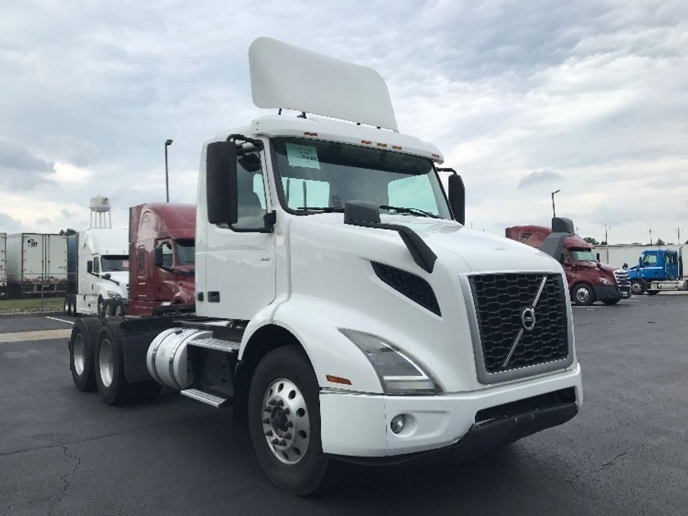 Day Cab Tractor-Heavy Duty Tractors-Volvo-2019-VNR64300-Lancaster-PA-398,861\n\t\tmiles-$ 29,000 - Image 1
