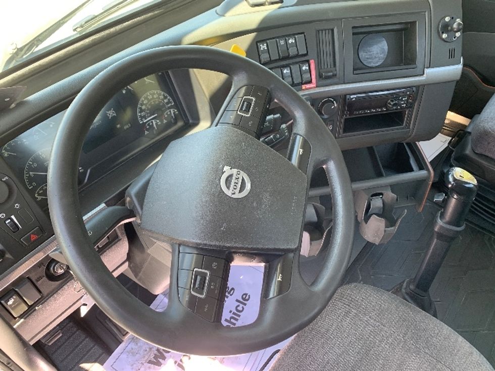 Day Cab Tractor-Heavy Duty Tractors-Volvo-2019-VNR64300-Lancaster-PA-398,861\n\t\tmiles-$ 29,000 - Image 10