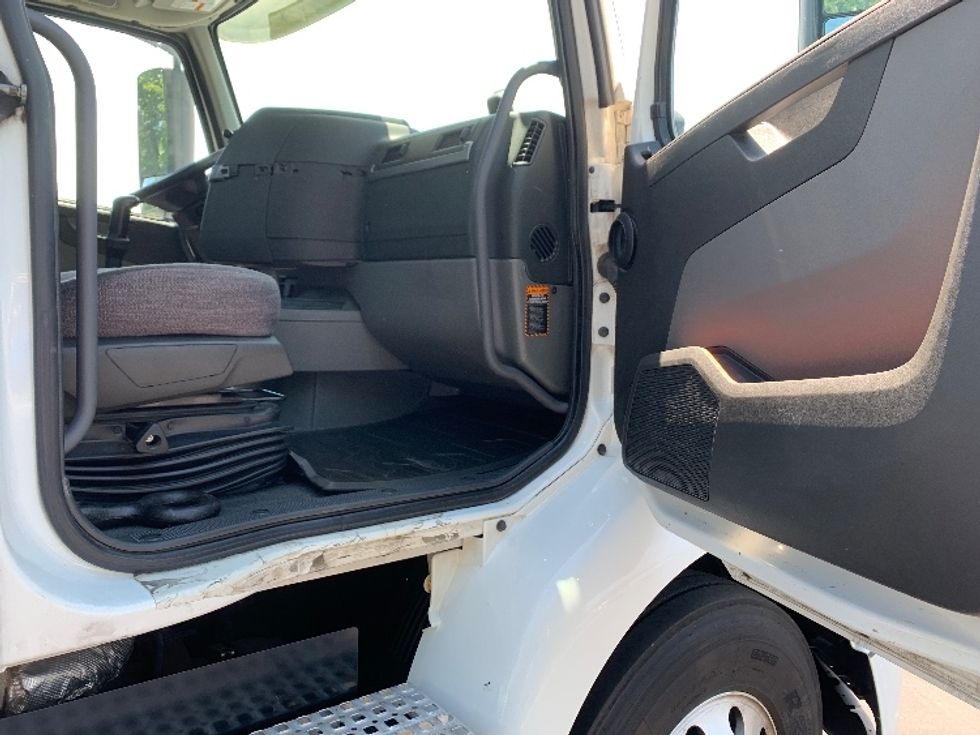 Day Cab Tractor-Heavy Duty Tractors-Volvo-2019-VNR64300-Lancaster-PA-398,861\n\t\tmiles-$ 29,000 - Image 11