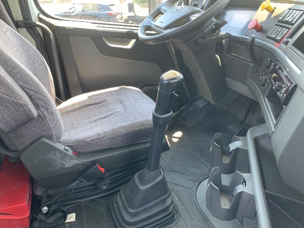 Day Cab Tractor-Heavy Duty Tractors-Volvo-2019-VNR64300-Lancaster-PA-398,861\n\t\tmiles-$ 29,000 - Image 13