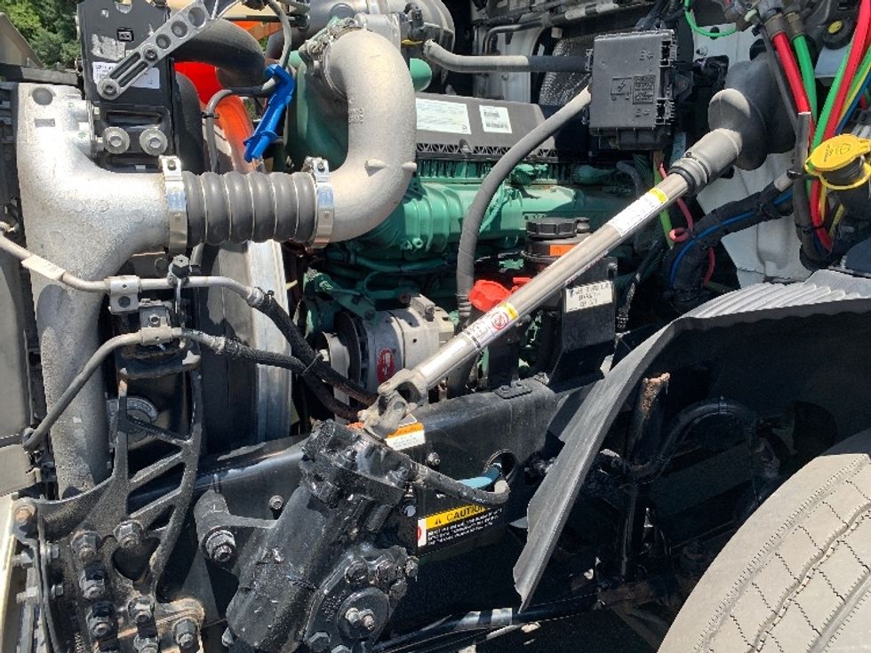 Day Cab Tractor-Heavy Duty Tractors-Volvo-2019-VNR64300-Lancaster-PA-398,861\n\t\tmiles-$ 29,000 - Image 15