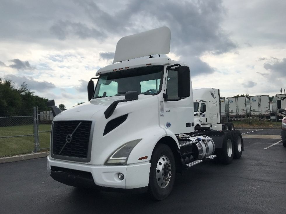 Day Cab Tractor-Heavy Duty Tractors-Volvo-2019-VNR64300-Lancaster-PA-398,861\n\t\tmiles-$ 29,000 - Image 3