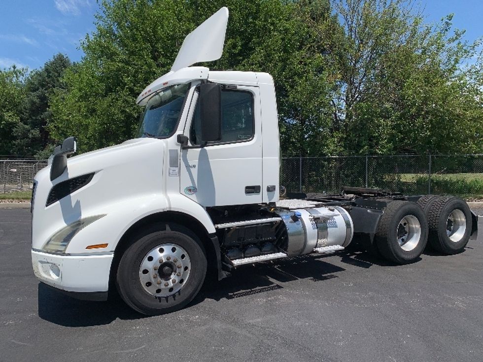 Day Cab Tractor-Heavy Duty Tractors-Volvo-2019-VNR64300-Lancaster-PA-398,861\n\t\tmiles-$ 29,000 - Image 4