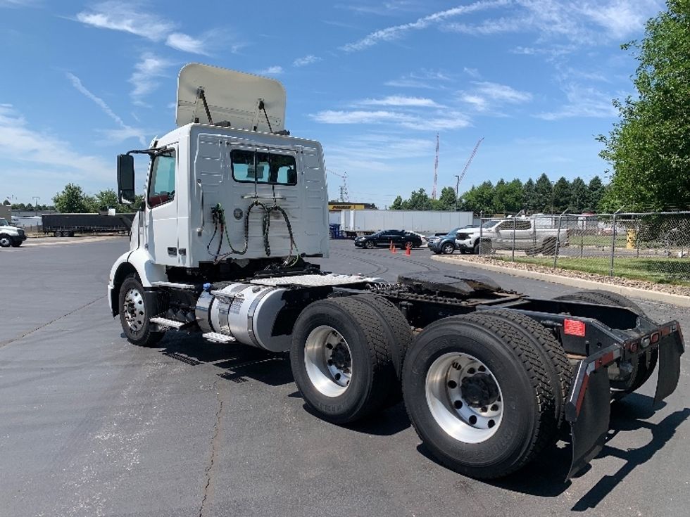 Day Cab Tractor-Heavy Duty Tractors-Volvo-2019-VNR64300-Lancaster-PA-398,861\n\t\tmiles-$ 29,000 - Image 5