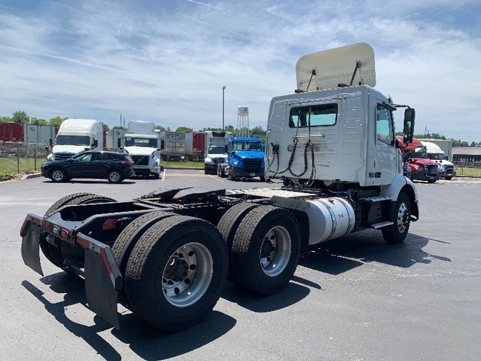 Day Cab Tractor-Heavy Duty Tractors-Volvo-2019-VNR64300-Lancaster-PA-398,861\n\t\tmiles-$ 29,000 - Image 7