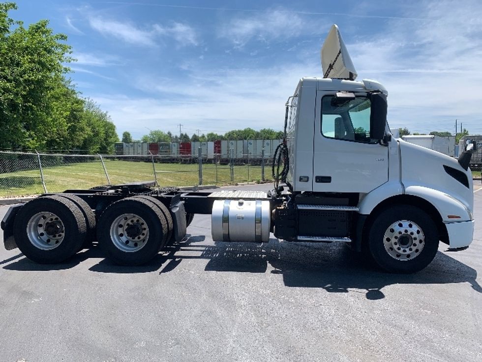 Day Cab Tractor-Heavy Duty Tractors-Volvo-2019-VNR64300-Lancaster-PA-398,861\n\t\tmiles-$ 29,000 - Image 8
