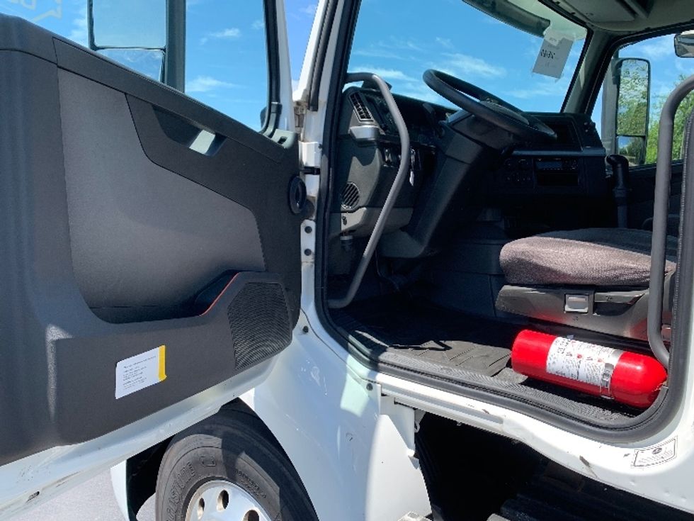 Day Cab Tractor-Heavy Duty Tractors-Volvo-2019-VNR64300-Lancaster-PA-398,861\n\t\tmiles-$ 29,000 - Image 9