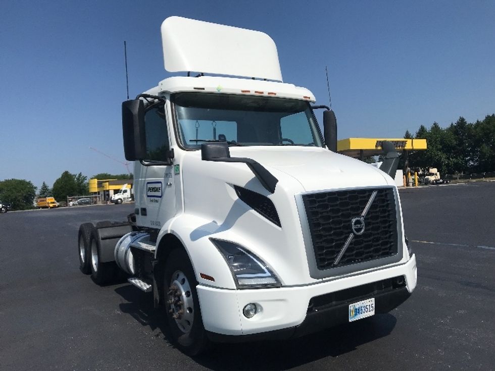 Day Cab Tractor-Heavy Duty Tractors-Volvo-2019-VNR64300-Lancaster-PA-426,019\n\t\tmiles-$ 35,500 - Image 1