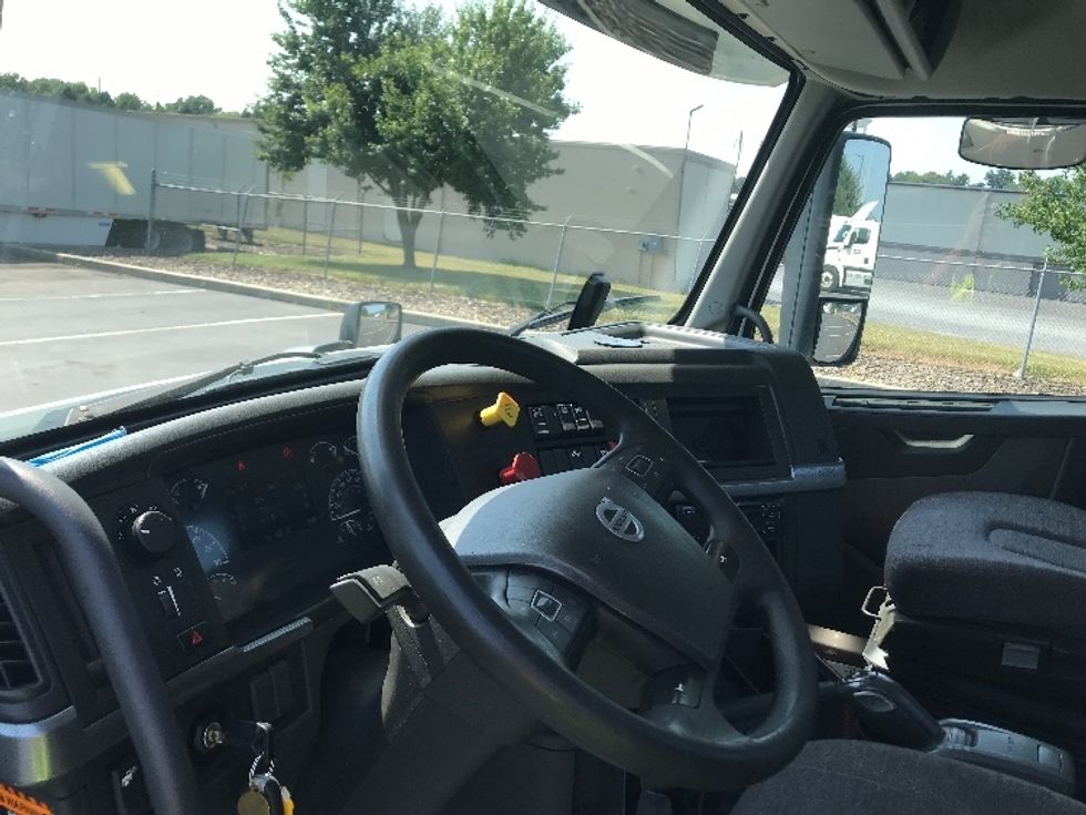Day Cab Tractor-Heavy Duty Tractors-Volvo-2019-VNR64300-Lancaster-PA-426,019\n\t\tmiles-$ 35,500 - Image 10