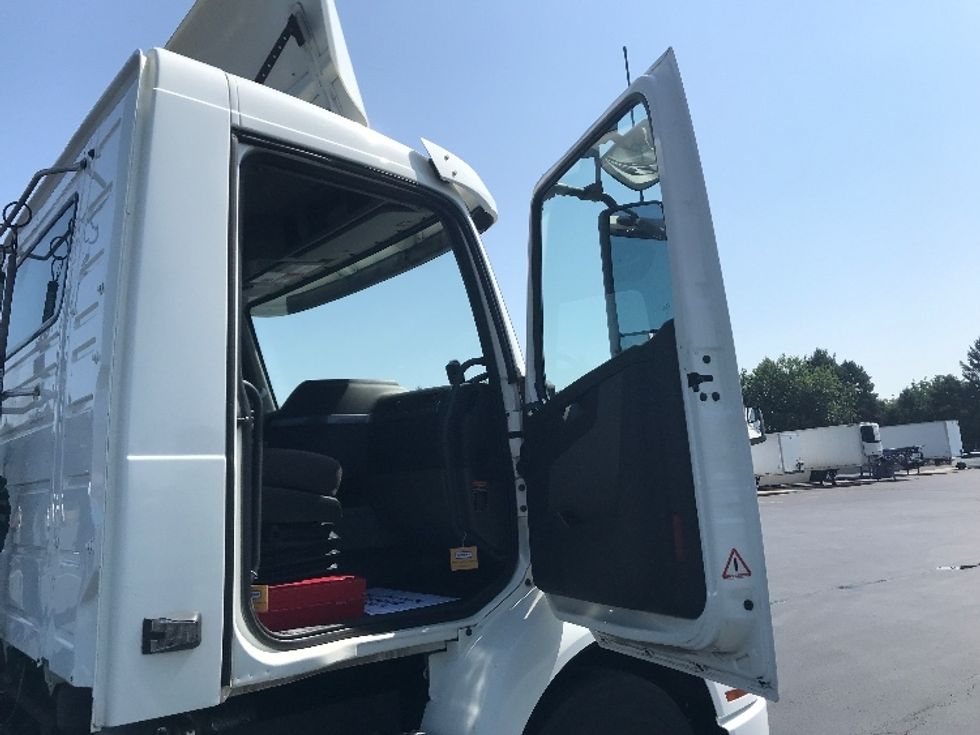 Day Cab Tractor-Heavy Duty Tractors-Volvo-2019-VNR64300-Lancaster-PA-426,019\n\t\tmiles-$ 35,500 - Image 12