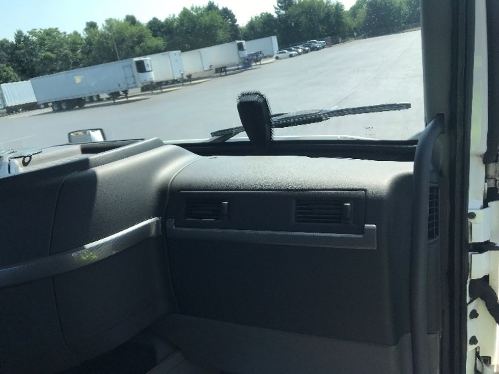 Day Cab Tractor-Heavy Duty Tractors-Volvo-2019-VNR64300-Lancaster-PA-426,019\n\t\tmiles-$ 35,500 - Image 13