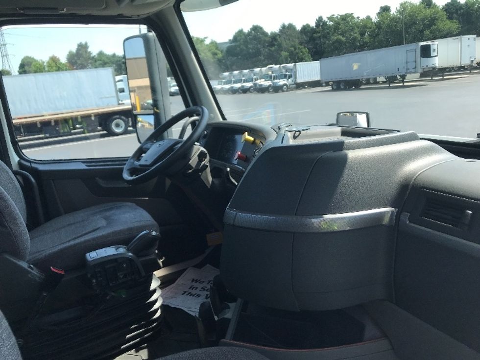 Day Cab Tractor-Heavy Duty Tractors-Volvo-2019-VNR64300-Lancaster-PA-426,019\n\t\tmiles-$ 35,500 - Image 14