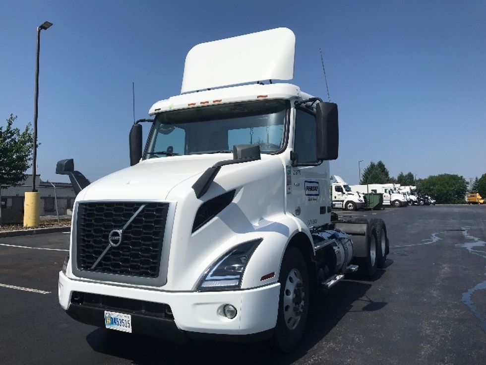 Day Cab Tractor-Heavy Duty Tractors-Volvo-2019-VNR64300-Lancaster-PA-426,019\n\t\tmiles-$ 35,500 - Image 3