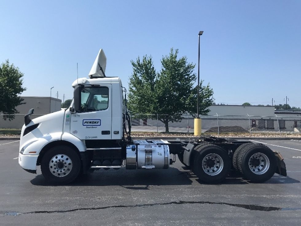 Day Cab Tractor-Heavy Duty Tractors-Volvo-2019-VNR64300-Lancaster-PA-426,019\n\t\tmiles-$ 35,500 - Image 4