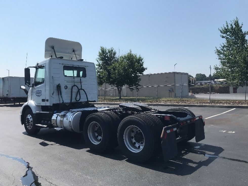 Day Cab Tractor-Heavy Duty Tractors-Volvo-2019-VNR64300-Lancaster-PA-426,019\n\t\tmiles-$ 35,500 - Image 5