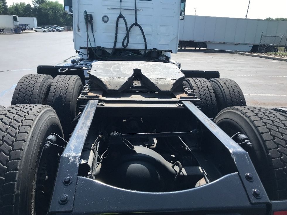 Day Cab Tractor-Heavy Duty Tractors-Volvo-2019-VNR64300-Lancaster-PA-426,019\n\t\tmiles-$ 35,500 - Image 6