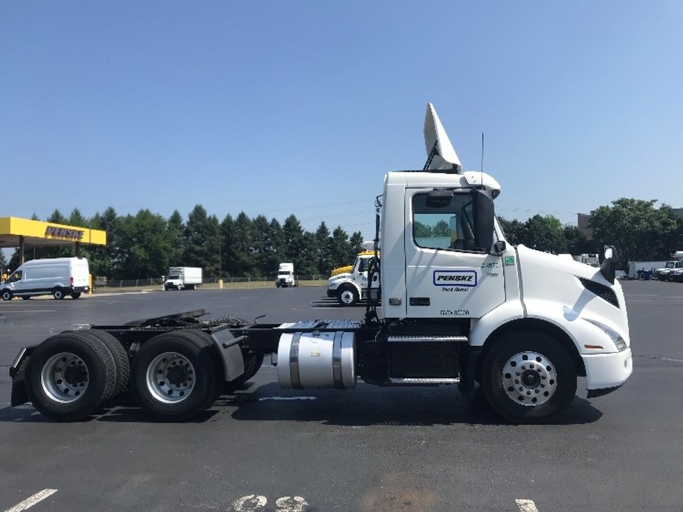 Day Cab Tractor-Heavy Duty Tractors-Volvo-2019-VNR64300-Lancaster-PA-426,019\n\t\tmiles-$ 35,500 - Image 8