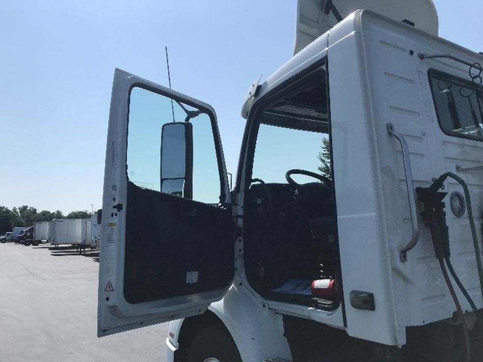 Day Cab Tractor-Heavy Duty Tractors-Volvo-2019-VNR64300-Lancaster-PA-426,019\n\t\tmiles-$ 35,500 - Image 9