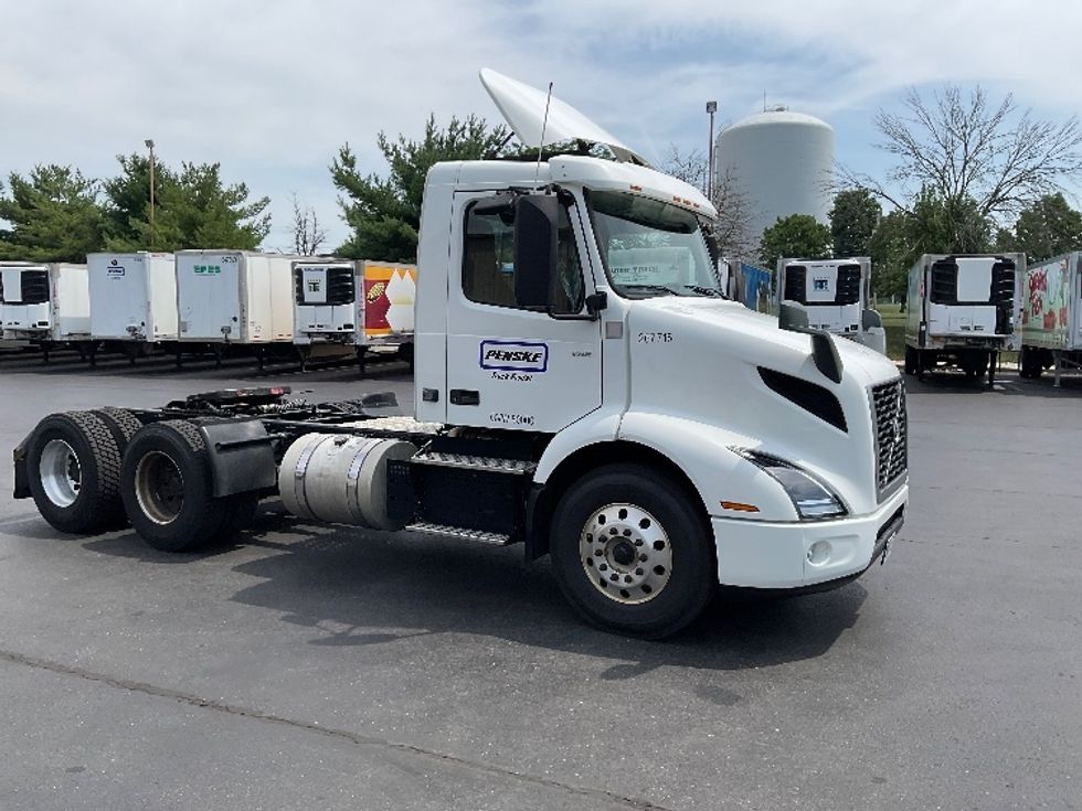 Day Cab Tractor-Heavy Duty Tractors-Volvo-2019-VNR64300-Lancaster-PA-454,614\n\t\tmiles-$ 30,500 - Image 1