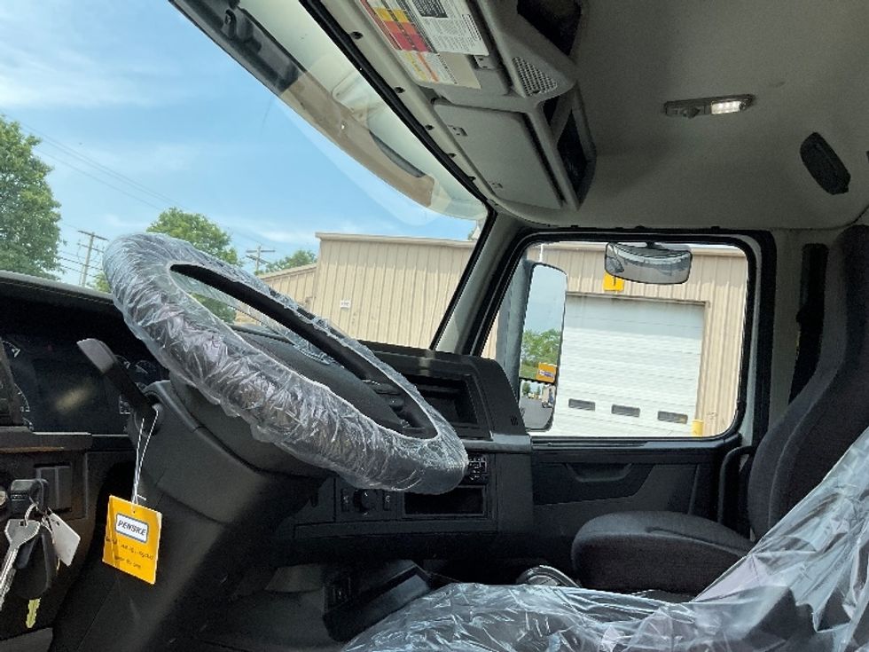 Day Cab Tractor-Heavy Duty Tractors-Volvo-2019-VNR64300-Lancaster-PA-454,614\n\t\tmiles-$ 30,500 - Image 10