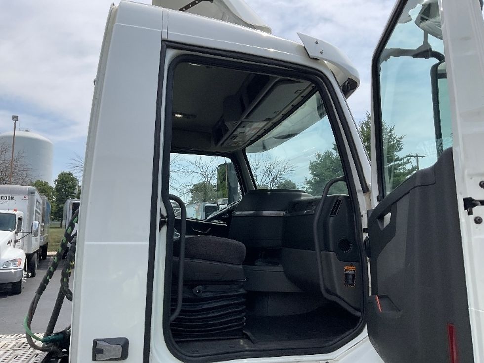 Day Cab Tractor-Heavy Duty Tractors-Volvo-2019-VNR64300-Lancaster-PA-454,614\n\t\tmiles-$ 30,500 - Image 12