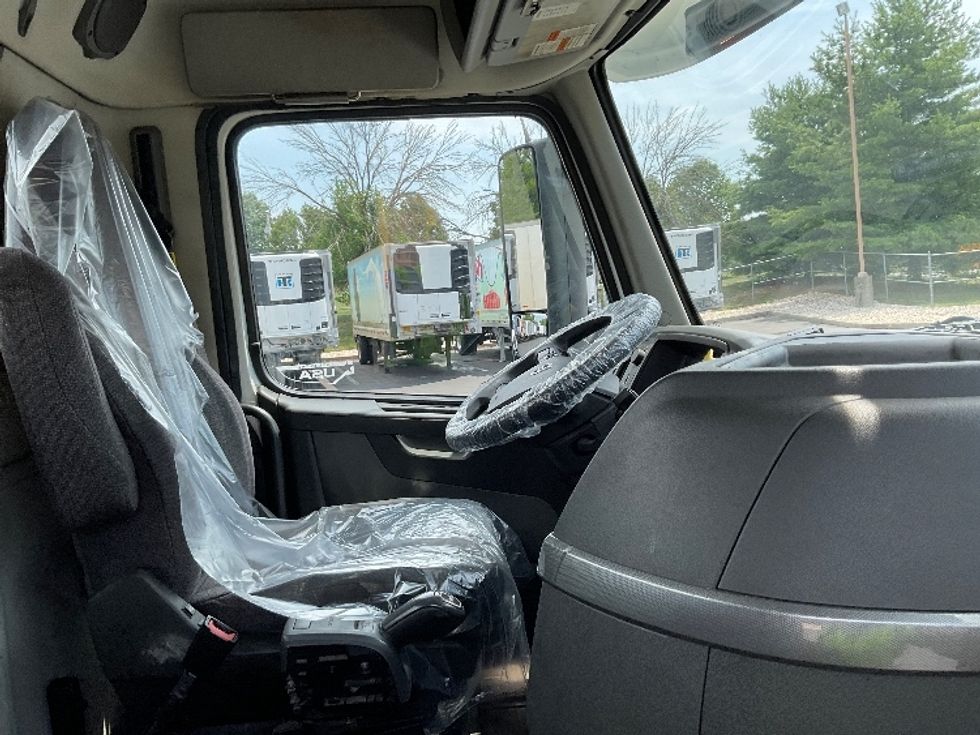 Day Cab Tractor-Heavy Duty Tractors-Volvo-2019-VNR64300-Lancaster-PA-454,614\n\t\tmiles-$ 30,500 - Image 14