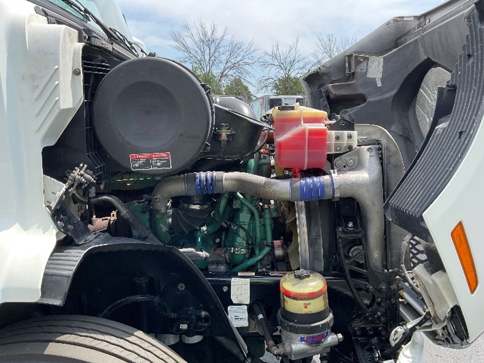Day Cab Tractor-Heavy Duty Tractors-Volvo-2019-VNR64300-Lancaster-PA-454,614\n\t\tmiles-$ 30,500 - Image 15