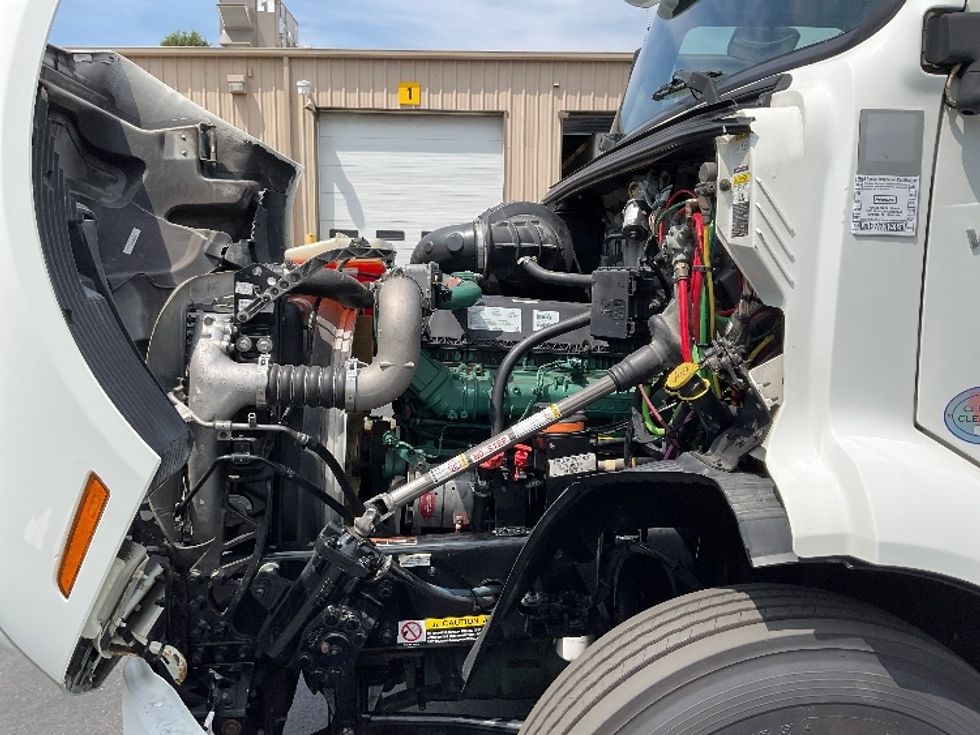 Day Cab Tractor-Heavy Duty Tractors-Volvo-2019-VNR64300-Lancaster-PA-454,614\n\t\tmiles-$ 30,500 - Image 16