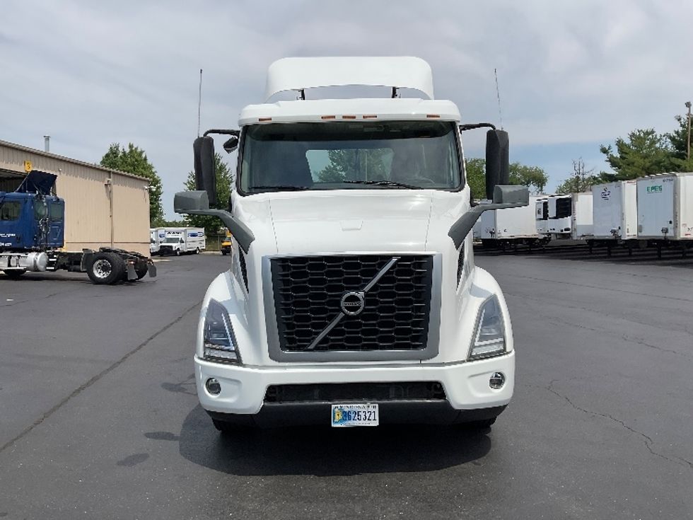 Day Cab Tractor-Heavy Duty Tractors-Volvo-2019-VNR64300-Lancaster-PA-454,614\n\t\tmiles-$ 30,500 - Image 2