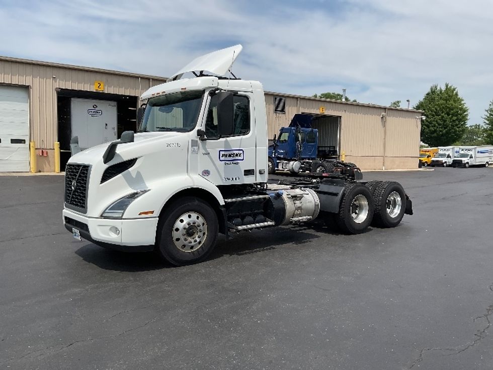 Day Cab Tractor-Heavy Duty Tractors-Volvo-2019-VNR64300-Lancaster-PA-454,614\n\t\tmiles-$ 30,500 - Image 3